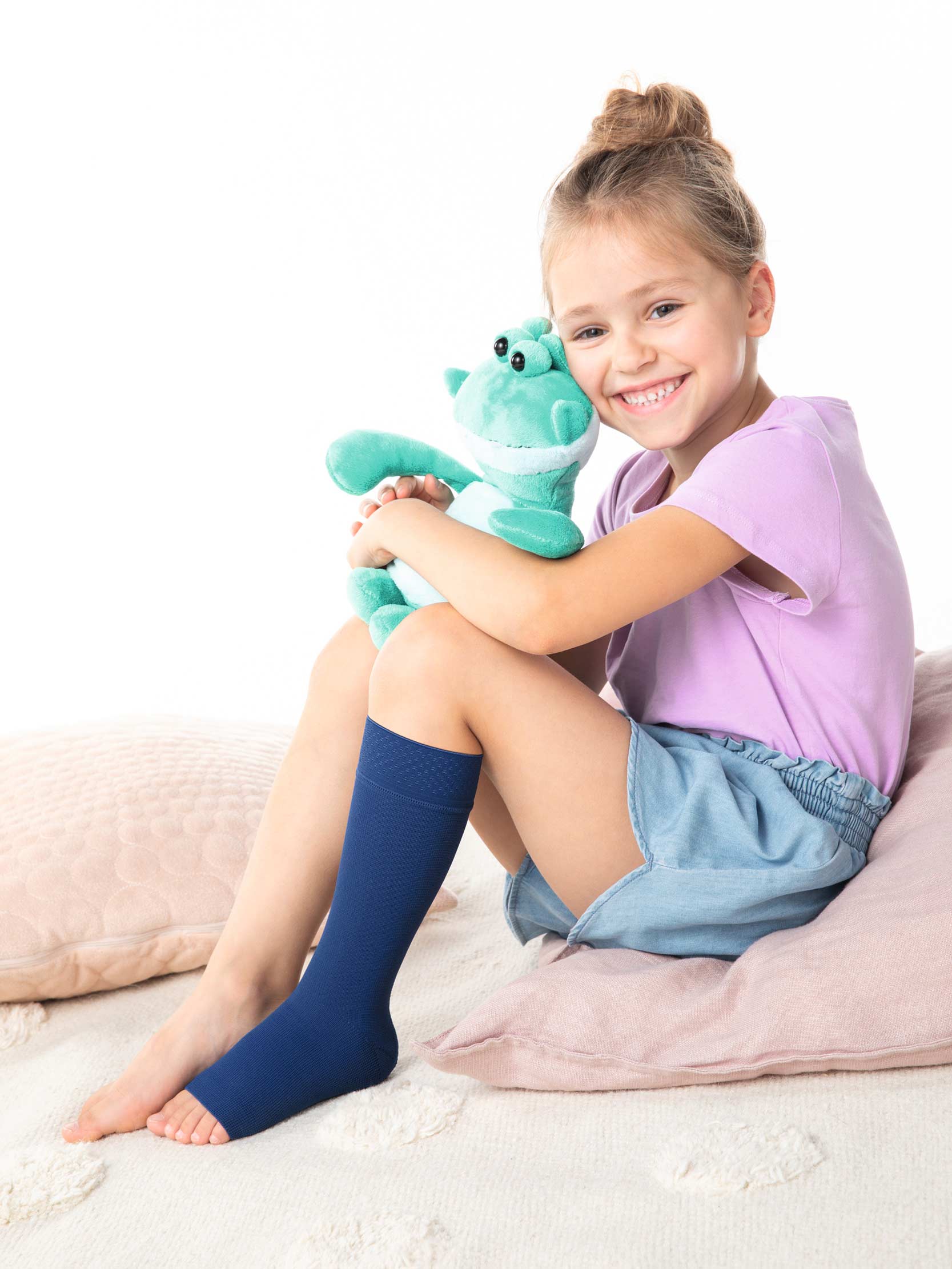Meisje met knuffeldier Julius