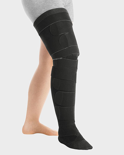La personne porte une combinaison composée de segments de jambe Juzo ACS Light La personne porte une combinaison composée de segments de jambe Juzo ACS Light