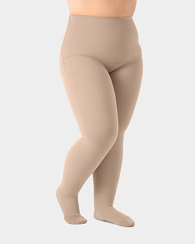 Parte das pernas de uma pessoa que usa a meia-calça de compressão Juzo Expert e está ligeiramente de lado. Parte das pernas de uma pessoa que usa a meia-calça de compressão Juzo Expert e está ligeiramente de lado.
