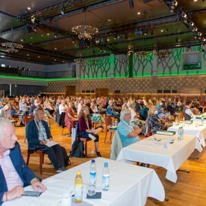 Teilnehmer Das Symposium fand als hybride Veranstaltung mit mehr als 200 Präsenzteilnehmer*innen und über 150 registrierten Online-Teilnehmer*innen aus zwölf Nationen statt – neben Deutschland auch aus der Schweiz, Liechtenstein, Österreich, Bulgarien, Brasilien, Rumänien, Türkei, Kuweit, Kenia, Nigeria und Mauritius.