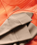 Juzo Inspiration Strümpfe liegen auf einem Orangenen Tüllkleid