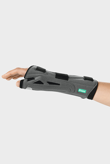 Palmar Xtec Rhizo – side view Right arm with Palmar Xtec Rhizo wrist orthosis – side view (thumb)