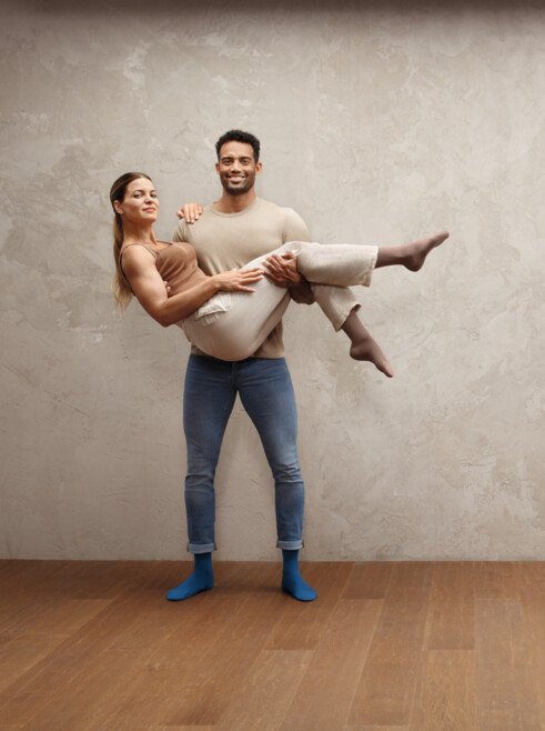 2. Juzo Intenso L'homme porte une femme dans ses bras, tous deux portent des bas Juzo Intenso