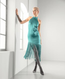 Frau mit Juzo Inspiration und Strumpfhose in Mohn und petrolfarbenem Kleid