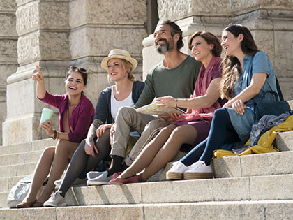 Freunde sitzen auf einer Treppe und tragen Kompressionsversorgungen Freunde sitzen auf einer Treppe und tragen Kompressionsversorgungen