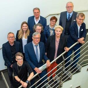 Referenten Vordere Reihe (v.l.n.r.): Susan Schlums, Prim. Dr. med. Christian Ure, Christine Hemmann-Moll, Prim. Dr. med. Christian Wiederer Hintere Reihe (v.l.n.r.): Mag. Franz Flaggl, Katharina Traußnig, Prim. Dr. med. Gert Apich, Dr. med. Christiane Stöberl, Dr. med. Gabriele Menzinger, Em. Prim. Dr. med. Walter Döller