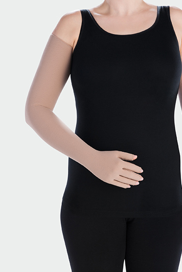 Immagine prodotto bracciale compressivo con guanto compressivo Donna indossa un bracciale compressivo Juzo con guanto