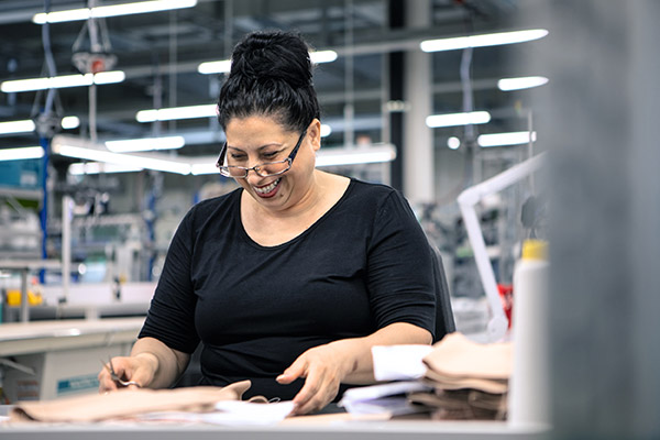 Production assistant in the manufacture of compression stockings Production assistant in the manufacture of compression stockings